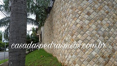 Muro revestido com Miracema Almofadada 115x23 - Decor Pedras