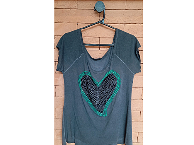 T-SHIRT ESTONADA CORAÇÃO PEDRARIA