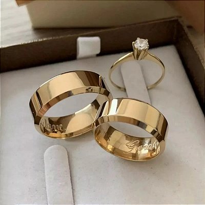 Combo Alianças De Noivado e Casamento Douradas em Aço chanfrada 6mm + Anel Solitário liso ( 2 anos de garantia)