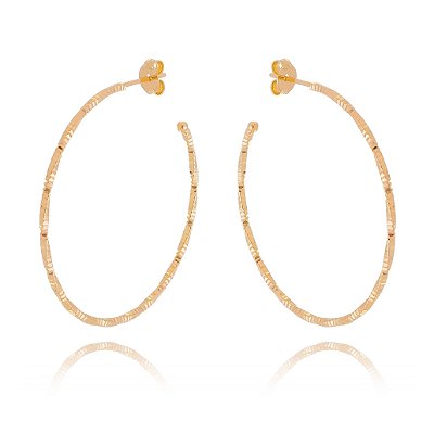 ARGOLA TORCIDA COM TRABALHO DIAMANTADO FOLHEADA A OURO18K