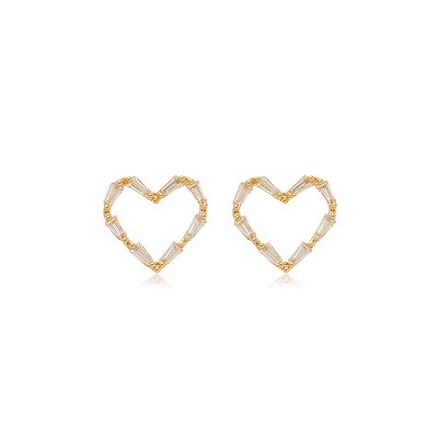 BRINCO CORAÇÃO VAZADO CRAVEJADO COM ZIRCÔNIAS TRAPEZOIDAIS FOLHEADO OURO 18K
