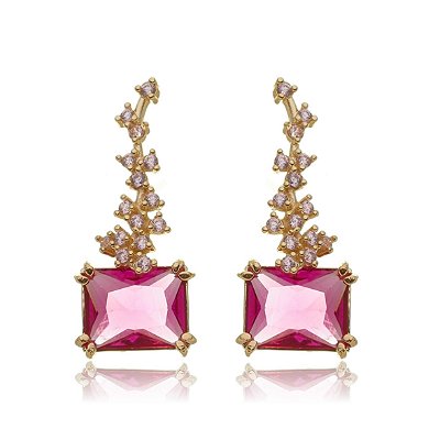 BRINCO COM BASE CRAVEJADA EM ZIRCÔNIA LILÁS SUPORTANDO PEDRA RETANGULAR FOLHEADO OURO 18K