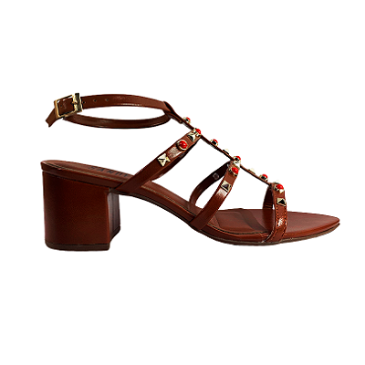 (4671-90185) Sandália Tachas Caramelo
