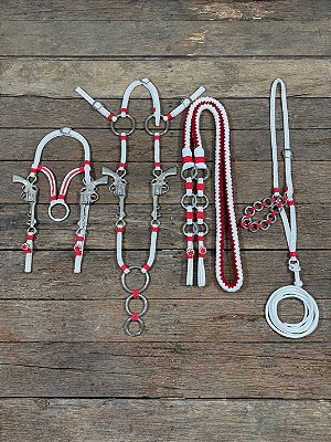 Traia de Frente com Revolver - Branco / Vermelho