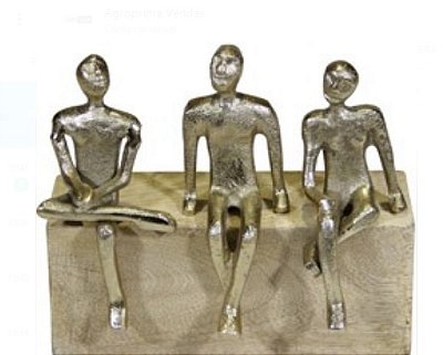 Escultura Em Aluminio Homens Sentados Dourado 19x21x10cm