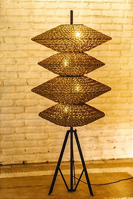 Luminária Em Coluna Formato Ovni De Crochê 1,65x0,7m