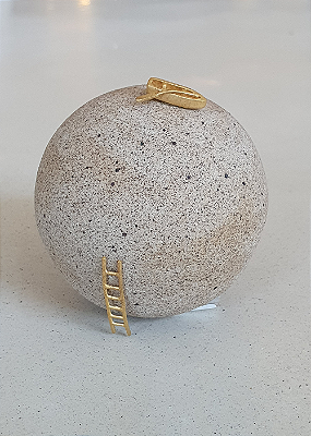 Escultura De Cerâmica Com Detalhe Mundinho Pescador 6x7cm