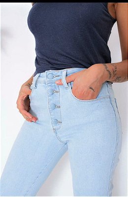Calça Mom Comfort Botões Cintura alta Clara  - Alcance Jeans