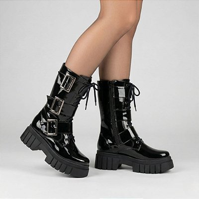 Coturno Sola Alta Com Fivelas Numeração Especial Verniz Preto Vittar