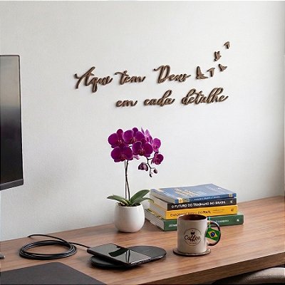 Escultura de Parede em MDF - Frase de Parede Religiosa em Lettering | Aqui tem Deus em Cada Detalhe
