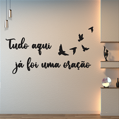 Tudo aqui já foi uma oração - Frase Lettering de Parede em MDF Premium