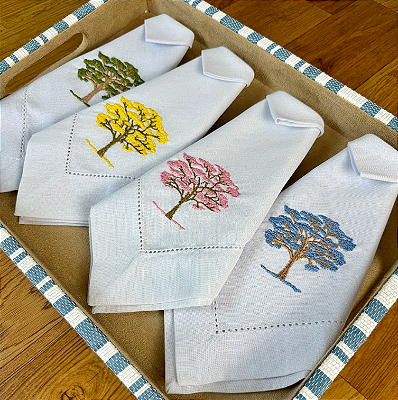 Kit com 4 Guardanapos Bordados Ipê (Amarelo, Azul, Verde e Rosa)