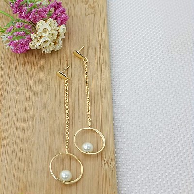 Brinco Banhado A Ouro Com Corrente E Aro Liso Com Pérola Bijou Art