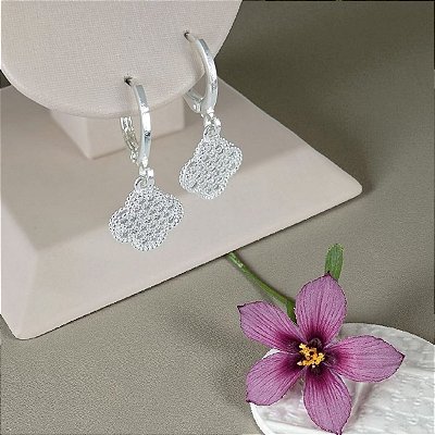 Brinco Argola Banhado a Prata Com Trevo Pendurado Com Pedras Bijou Art