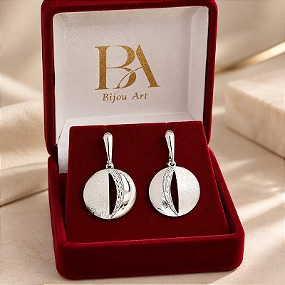 Brinco Pendurado Banhado a Prata Metade Liso e Trabalhado Bijou Art