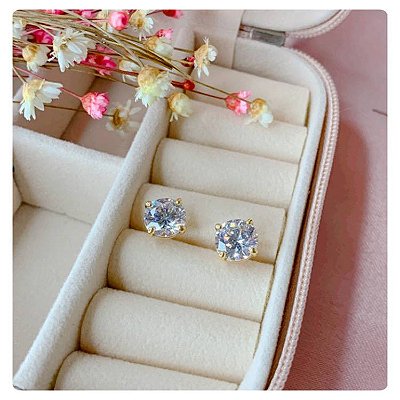 Brinco de Prata Solitário Medium Redondo Cristal Banhado em Ouro 18K