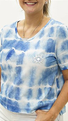 T-Shirt Cropped Meia Malha Azul Detalhe aplique Xô Mau Olhado