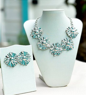 Conjunto Flor Brinco E Colar - Detalhe em Azul  1 milésimo de ouro mais verniz protetivo