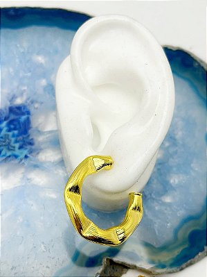 Brinco Argola Amassada - Com Tarraxa - Em Latão Banho Ouro Camada 2 Milésimos Com Verniz - 1 Par