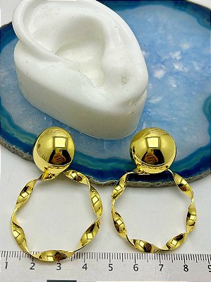 Brinco Meia Bola Argola Torcida - Banho Ouro Camada 2 Milésimos E Verniz Protetivo - 1 Par