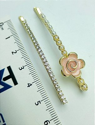 KIT  1 GRAMPO FLOR ESMALTADA COM PEROLA E 1 GRAMPO CRAVEJADO COM ZIRCONIA - 2 PEÇAS