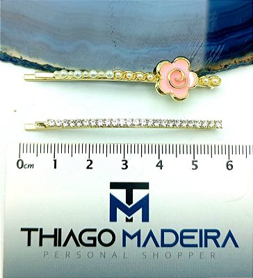 KIT  1 GRAMPO FLOR ROSA ESMALTADA COM PEROLA E 1 GRAMPO CRAVEJADO COM ZIRCONIA - 2 PEÇAS