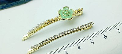 KIT  1 GRAMPO FLOR  VERDE ESMALTADA COM PEROLA E 1 GRAMPO CRAVEJADO COM ZIRCONIA - 2 PEÇAS