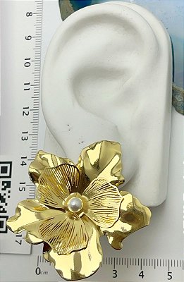 Brinco Flor com perola banho ouro - 1 par com tarraxa
