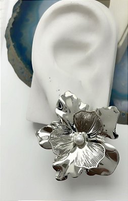 Brinco Flor com perola banho niquel - 1 par com tarraxa