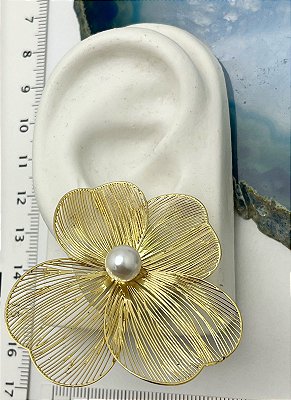 Brinco Flor com perola banho ouro - 1 par com tarraxa