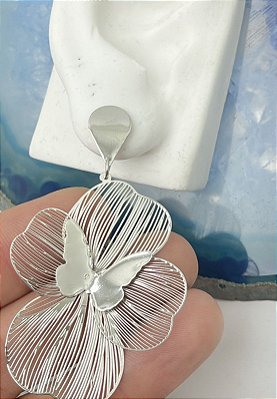 Brinco Flor Borboleta banho niquel - 1 par com tarraxa