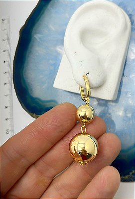 Brinco argola click com bolas em ouro - medida das bolas 16mm e 10mm - com bahno ouro e verniz protetivo - 1 par