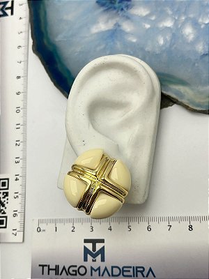 Brinco dourado com resina - 1 par com tarraxa