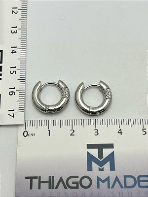 Brinco Argola com zircônia cravejada banho níquel - 1 par