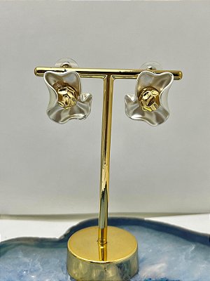 Brinco flor Organico banho ouro com tarraxa - 1 par