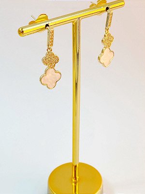 Brinco Trevo Cravejado Banho ouro camada 2 milésimos com verniz - 1 par