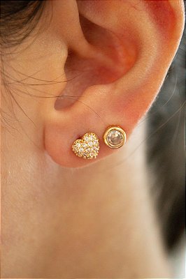 Brinco coracao cravejado com zirconia com tarraxa banho ouro - 1 par