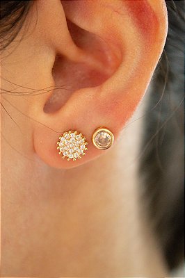 M Brinco redondo cravejado com zirconia com tarraxa banho ouro - 1 par