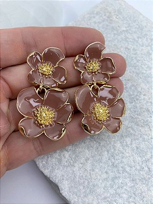 Brinco Flor resinado banho ouro - 1 par com tarrraxa