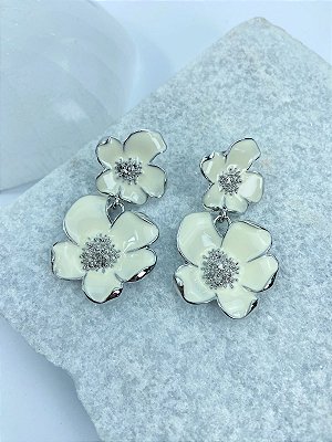 Brinco Flor resinado banho diamante niquel - 1 par com tarrraxa