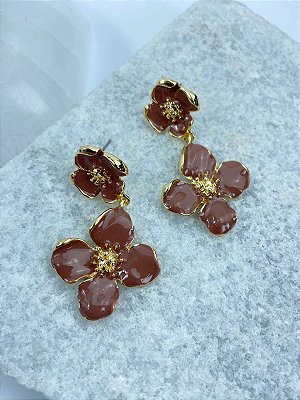 Brinco Flor resinado banho ouro - 1 par com tarraxa