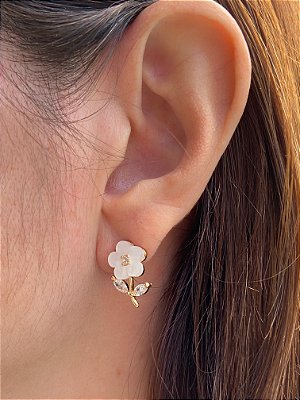 Brinco Flor madrepérola com zircônia banho ouro - 1 par