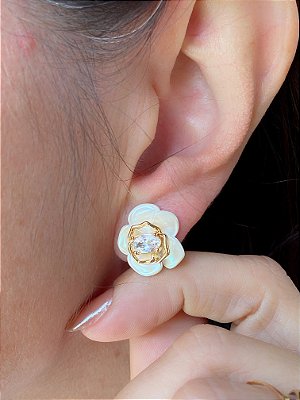 Brinco flor perola com zircônia banho ouro - 1 par