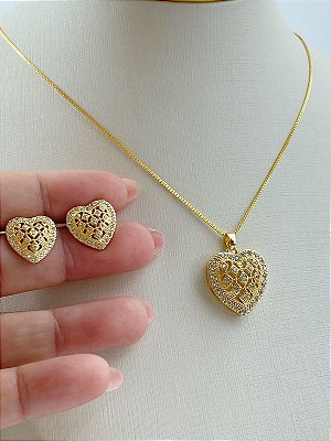 Conjunto colar e brinco Coracao cravejado com zirconia cristal - Banho ouro 2 milésimos com verniz italiano e extensora - 1 unidade