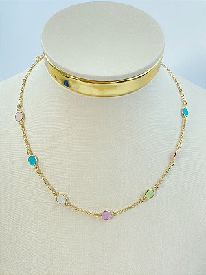 Colar Choker com cristais coloridos - Banho ouro 2 milésimos com verniz italiano e extensora - 1 unidade