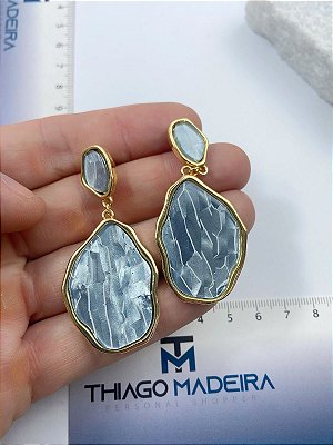 Brinco Formato Organico com resina banho ouro - 1 par com tarraxa