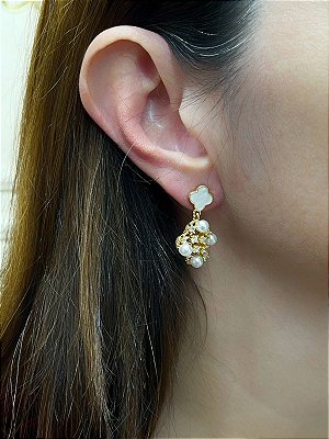 Brinco Trevo com madreperola e zirconia - banho ouro com verniz italiano - 1 par