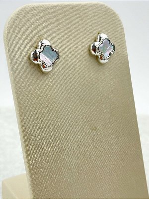 Brinco Trevo com madreperola - banho diamante com verniz italiano - 1 par