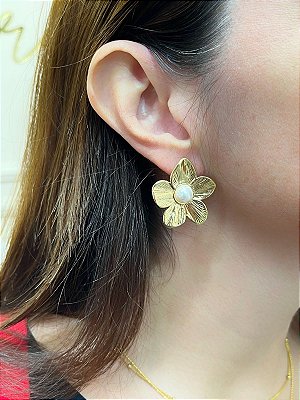Brinco Flor com pérola - banho ouro com verniz italiano - 1 par