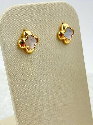Brinco Trevo com madrepérola - banho ouro com verniz italiano - 1 par